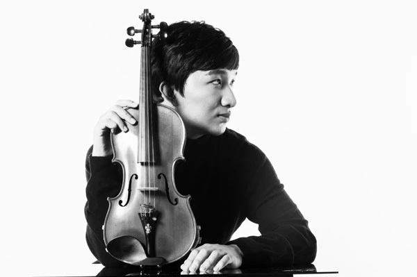 Phiêu cùng violin trong live concert "Hừng đông" của Hoàng Rob