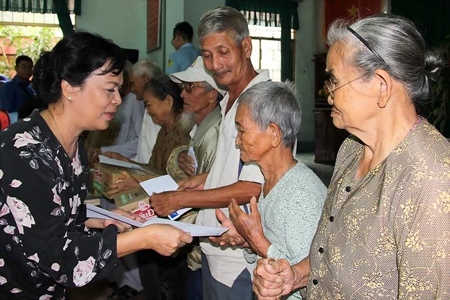 1.000 phần quà tặng người dân vùng lũ Phú Yên