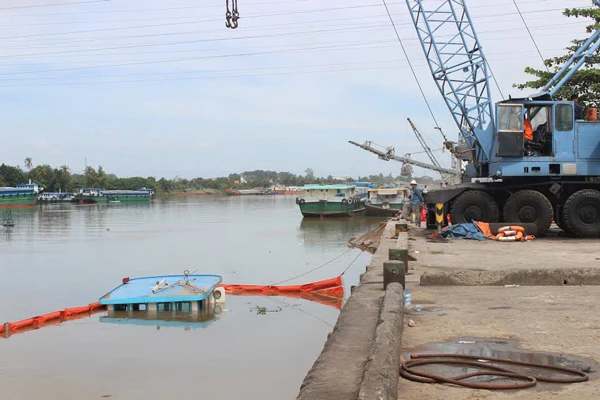 Chìm sà lan gây tràn dầu trên sông Đồng Nai