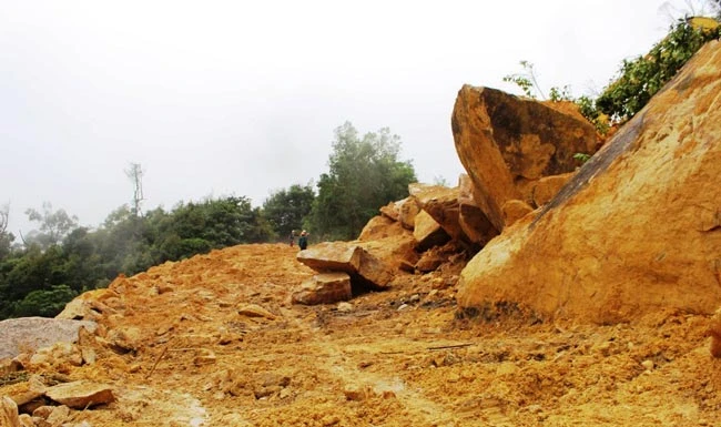 Đường Nha Trang - Đà Lạt lại sạt lở nghiêm trọng