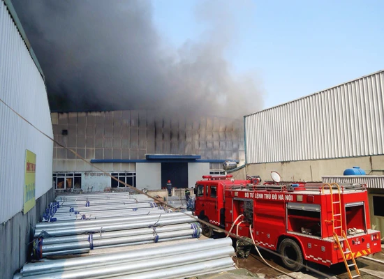 Hà Nội: Cháy lớn tại xưởng gỗ