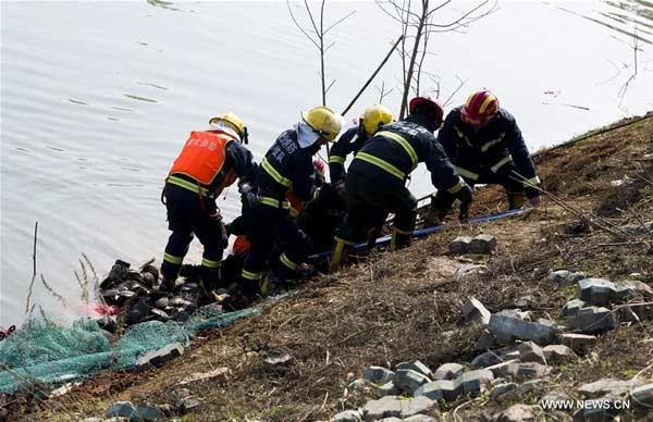 Xe buýt lao xuống hồ ở Trung Quốc, 18 người chết