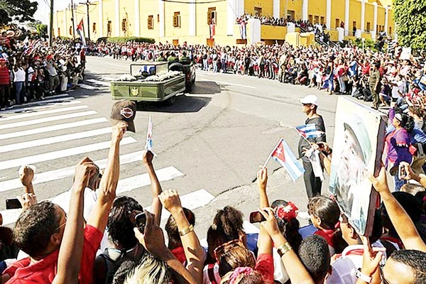 Lãnh tụ Fidel Castro trở về đất Mẹ