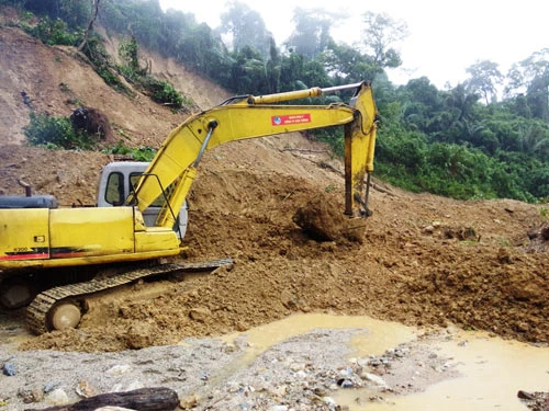 Sạt lở đường Trường Sơn Đông, xã Ngọc Tem bị chia cắt