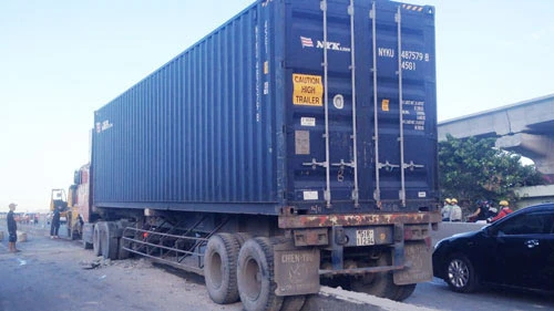 Xe container đâm dải phân cách ở chân cầu Sài Gòn gây ùn tắc giao thông nghiêm trọng