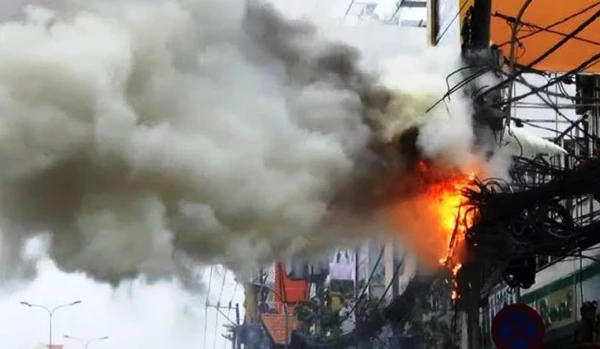 Cháy cột điện tại khu vực Cộng Hòa, quận Tân Bình