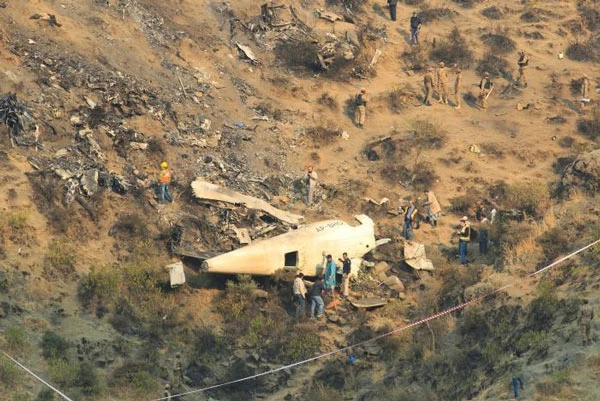 Thi thể nạn nhân vụ rơi máy bay ở Pakistan phải nhận dạng bằng ADN