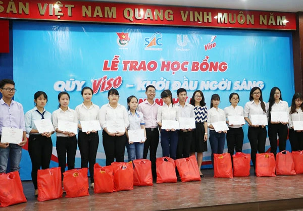 Trao 70 suất học bổng cho học sinh, sinh viên khó khăn