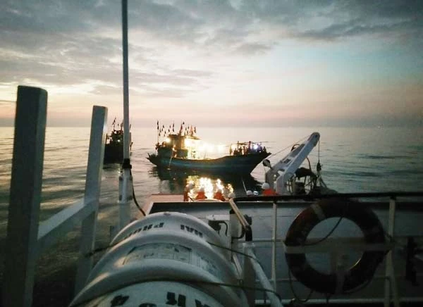 Ứng cứu tàu cá cùng 15 ngư dân gặp nạn trên biển