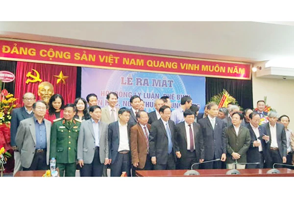 Ra mắt Hội đồng lý luận, phê bình văn học nghệ thuật Trung ương nhiệm kỳ 2016 - 2021