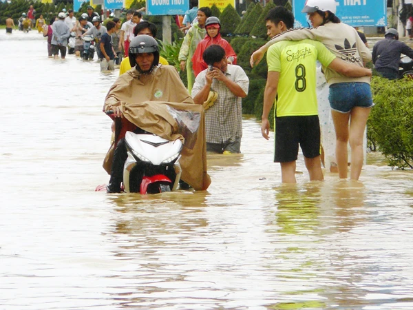 Khánh Hòa: Nhà sập, cầu trôi, đường huyết mạch tê liệt… do lũ