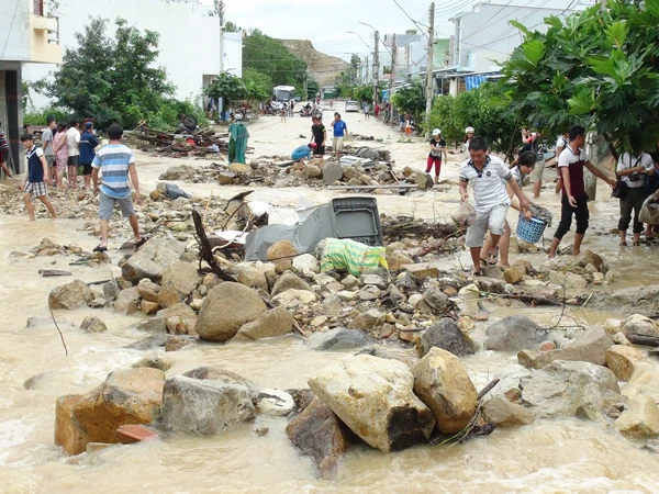 Kênh mương thoát lũ bị vỡ, nhiều nhà dân hỏng nặng