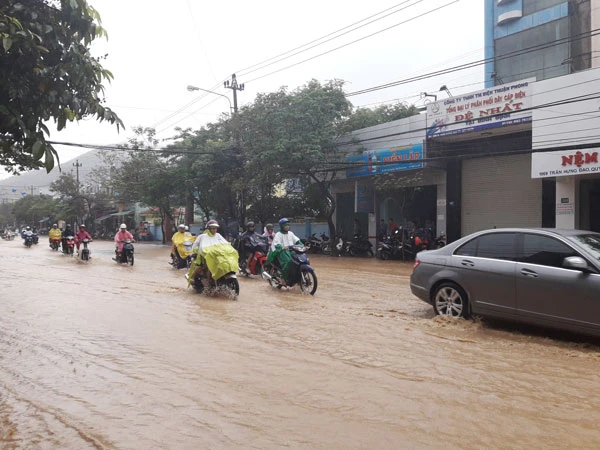 Mưa lớn gây sụt lún nhà dân tại TP Quy Nhơn