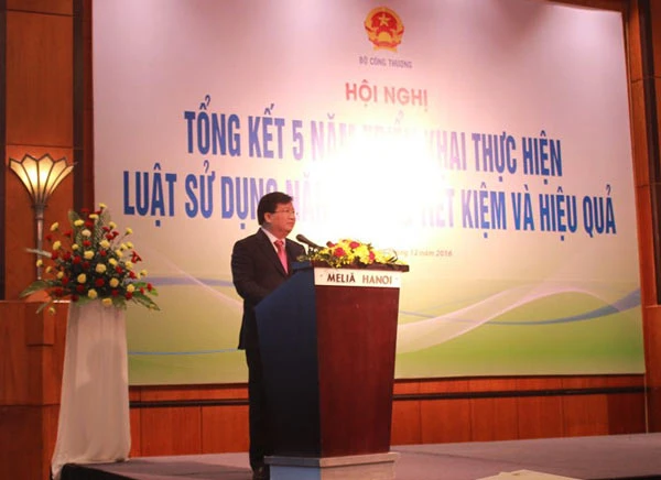 Việt Nam phải nhập khẩu than để phát điện