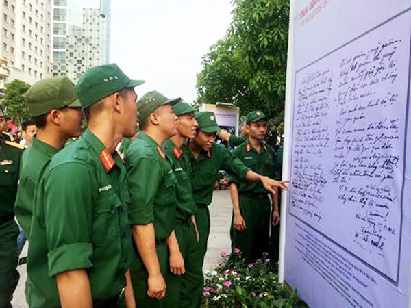 Khai mạc triển lãm ảnh “Truyền thống hào hùng của quân đội và nhân dân Việt Nam”