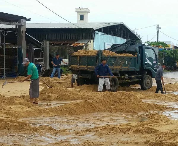Phú Yên: Sóng lớn đưa cát lấp cảng cá