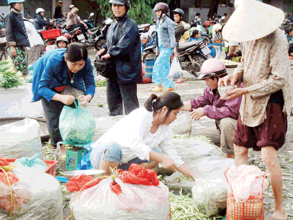 Nhiều mặt hàng đắt giá sau lũ