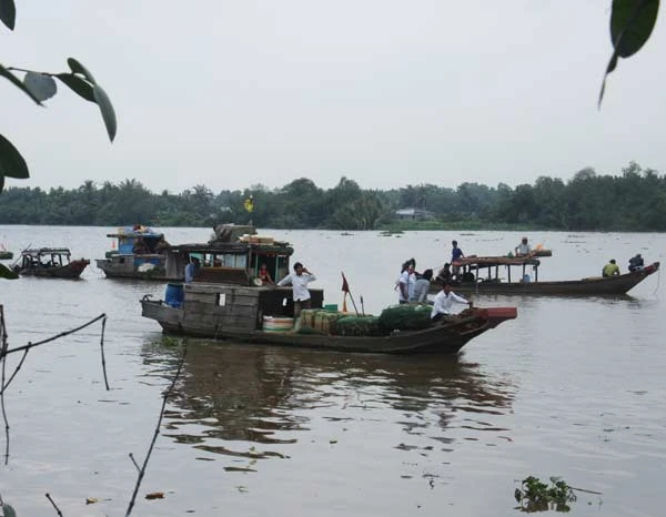 Chìm ghe đóng đáy, hai mẹ con mất tích