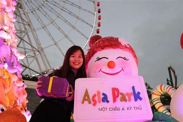 Giới trẻ thích thú với “tuyết rơi” ở Asia Park