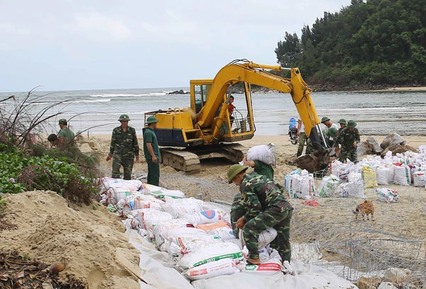 Miền Trung: Sông - biển “nuốt” nhà, đồng ruộng đầy cát sỏi