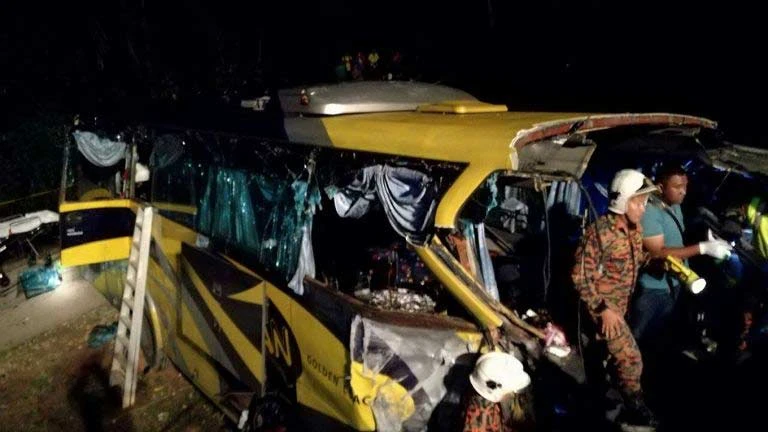 Xe khách lao xuống vực ở Malaysia, 14 người chết
