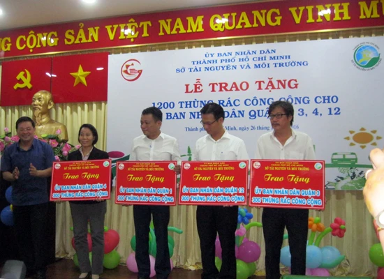 Trao tặng 1.200 thùng rác công cộng