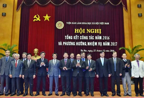 Thủ tướng Nguyễn Xuân Phúc: Không để trí tuệ và nền khoa học Việt Nam thua kém trên sân nhà