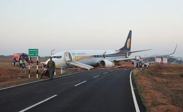 Máy bay trượt đường băng khi cất cánh ở Ấn Độ, 15 người bị thương