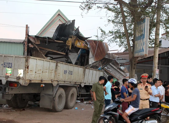 Xe cẩu tông sập nhà, 1 người thoát chết hi hữu