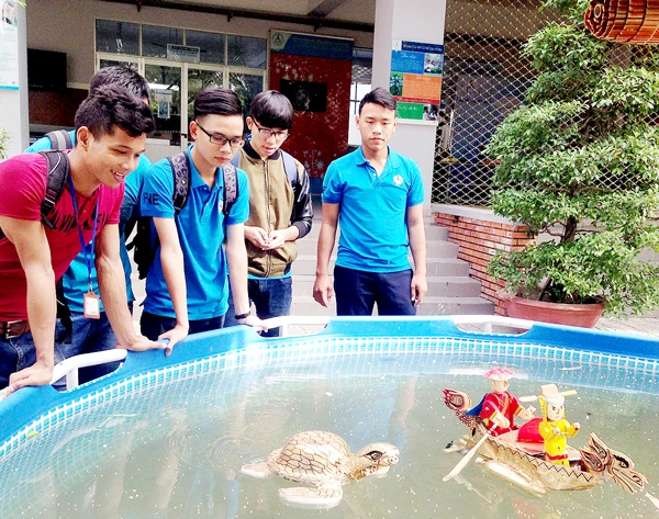 Múa rối nước vào cuộc thi chế tạo robot của sinh viên