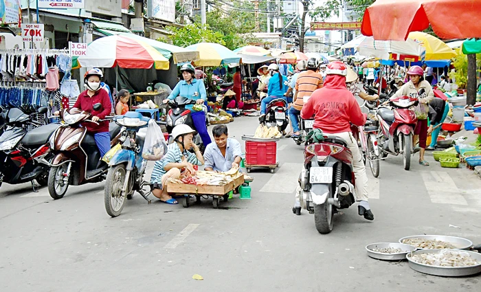 Nhiều cách xóa chợ tự phát