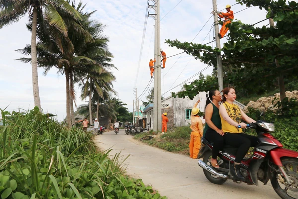 Đóng điện lưới quốc gia cho Xã đảo Hòn Nghệ