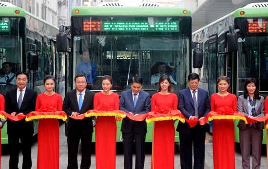 Hà Nội chính thức vận hành tuyến buýt nhanh BRT đầu tiên