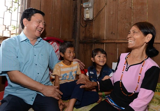 TPHCM trao tặng 1 tỷ đồng giúp người dân nghèo Ninh Thuận vui tết