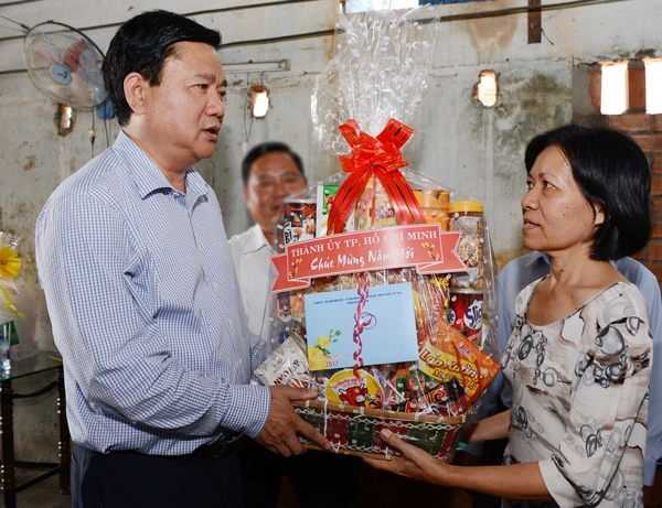 Bí thư Thành ủy TPHCM Đinh La Thăng thăm gia đình chiến sĩ hải quân khó khăn