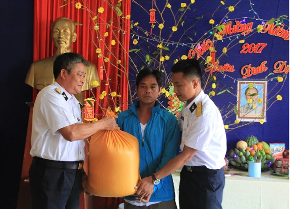 Hỗ trợ ngư dân Bình Thuận gặp nạn trên biển