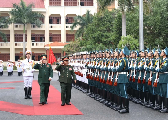 Bộ trưởng Bộ Quốc phòng Lào thăm chính thức Việt Nam