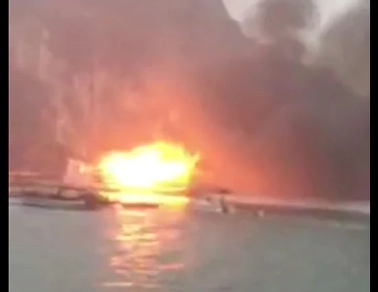 Cháy tàu du lịch chở 21 người trên vịnh Hạ Long
