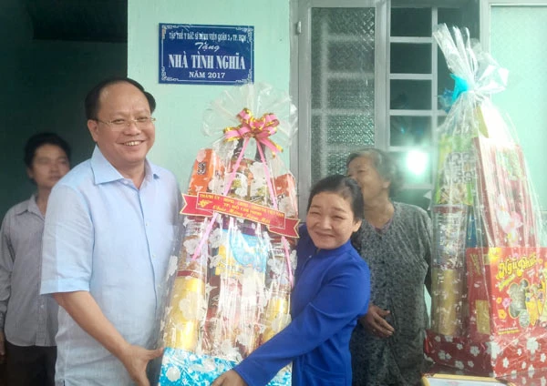 Trao tặng nhà tình nghĩa, tình thương tại huyện Cần Giuộc, tỉnh Long An