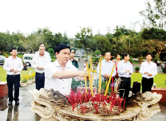 Đoàn lãnh đạo TPHCM dâng hương Nghĩa trang Liệt sĩ Hàng Dương, Côn Đảo