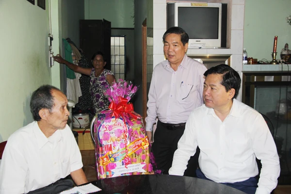 Lãnh đạo TPHCM thăm các gia đình chính sách tại Côn Đảo