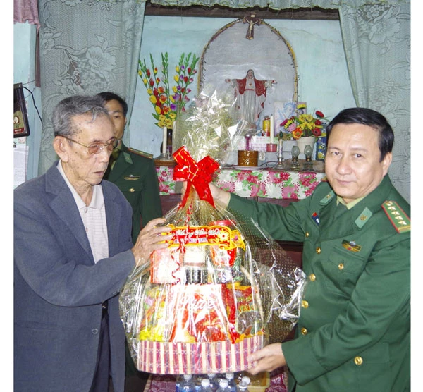Thừa Thiên - Huế: Bộ đội biên phòng trao quà tết cho hộ giáo dân nghèo