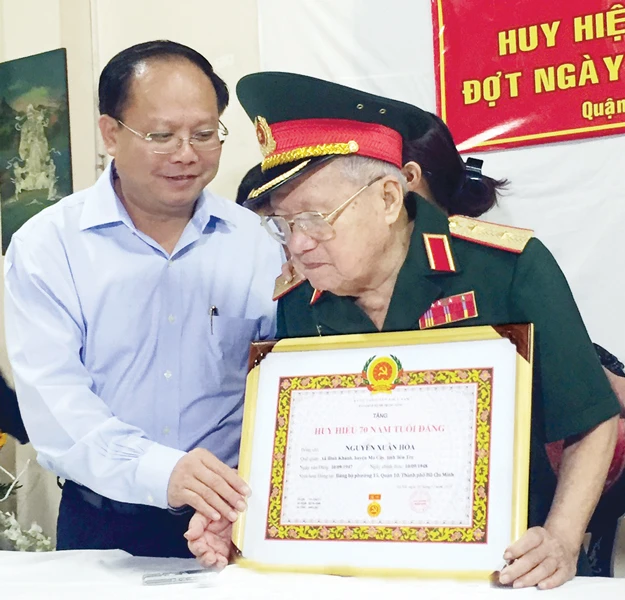 Trao Huy hiệu 70 tuổi Đảng cho đảng viên lão thành