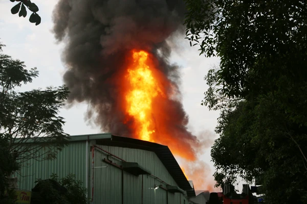 Cháy nhà kho chứa hóa chất rộng 750m² tại quận 9, TPHCM