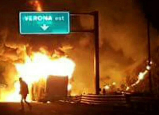 Xe buýt Hungary cháy trên đường cao tốc Italia, 16 người chết