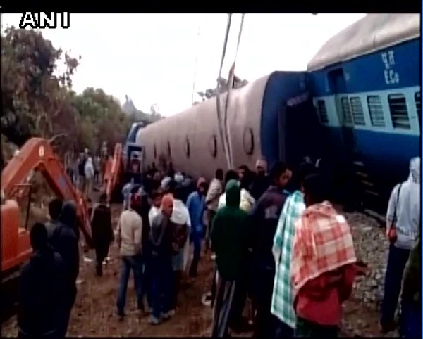 Tàu lửa trật đường ray ở Ấn Độ, hàng chục người chết