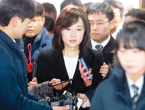 Hàn Quốc lún sâu vào khủng hoảng kép