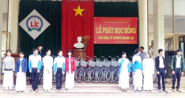 Nhạc sĩ Trương Quang Lục tặng xe đạp cho học sinh nghèo Quảng Ngãi