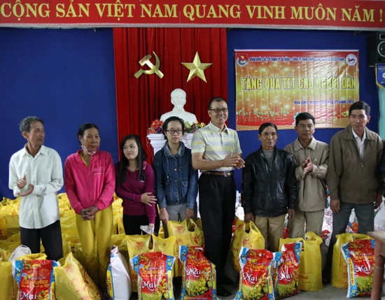 Đà Nẵng trao 200 phần quà tết cho người nghèo