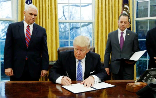 Tổng thống Mỹ Donald Trump ký lệnh rút khỏi TPP
